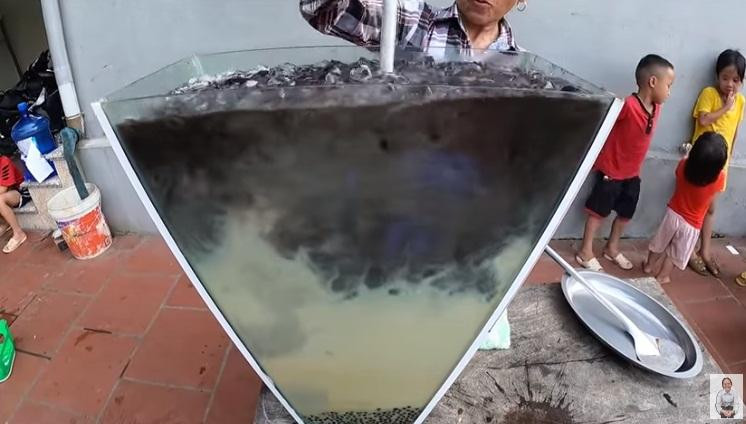 Chuẩn bị xong các nguyên liệu, bà Tân bắt tay vào chế biến.