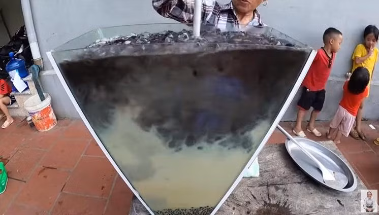 Chuẩn bị xong các nguyên liệu, bà Tân bắt tay vào chế biến.