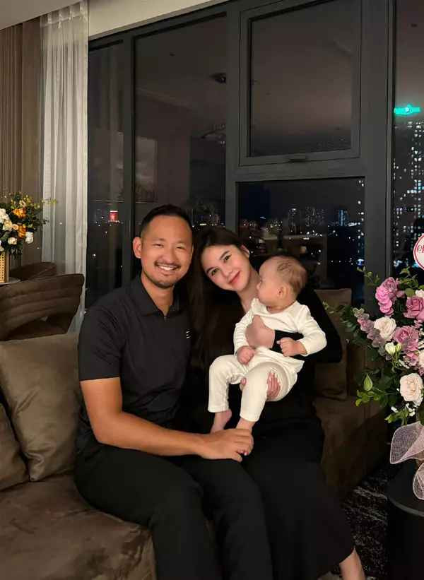 Thỉnh thoảng trên trang cá nhân, MC Thu Hoài khoe chồng khéo léo biết chia sẻ công việc chăm con và việc nhà cùng vợ.