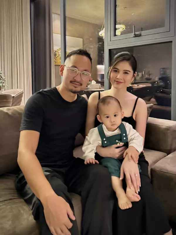 Thu Hoài chăm chỉ với nghề MC và ít khi xuất hiện trên phim truyền hình. Ngoài ra, người đẹp bận rộn với thiên chức làm vợ, làm mẹ.