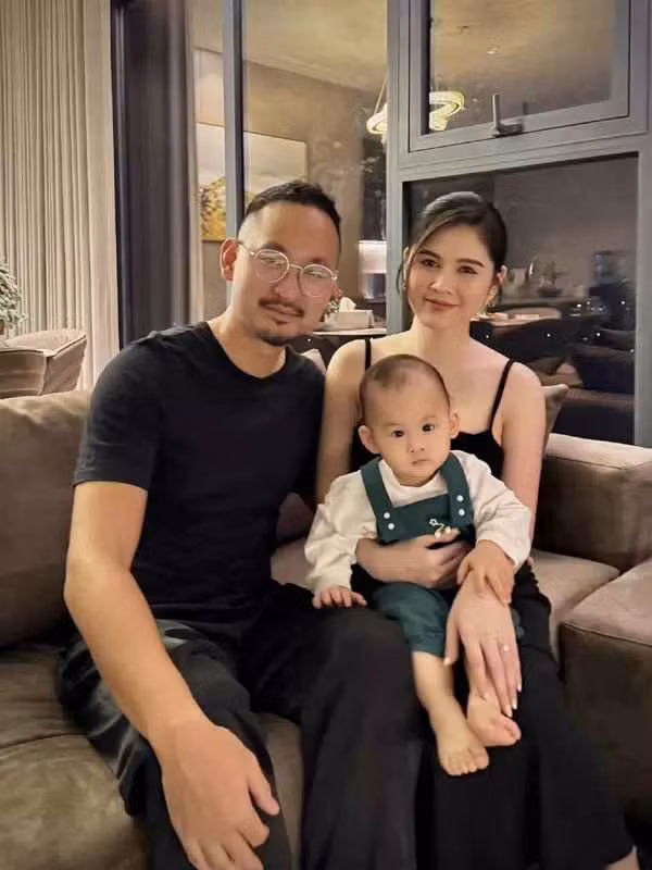 Thu Hoài chăm chỉ với nghề MC và ít khi xuất hiện trên phim truyền hình. Ngoài ra, người đẹp bận rộn với thiên chức làm vợ, làm mẹ.