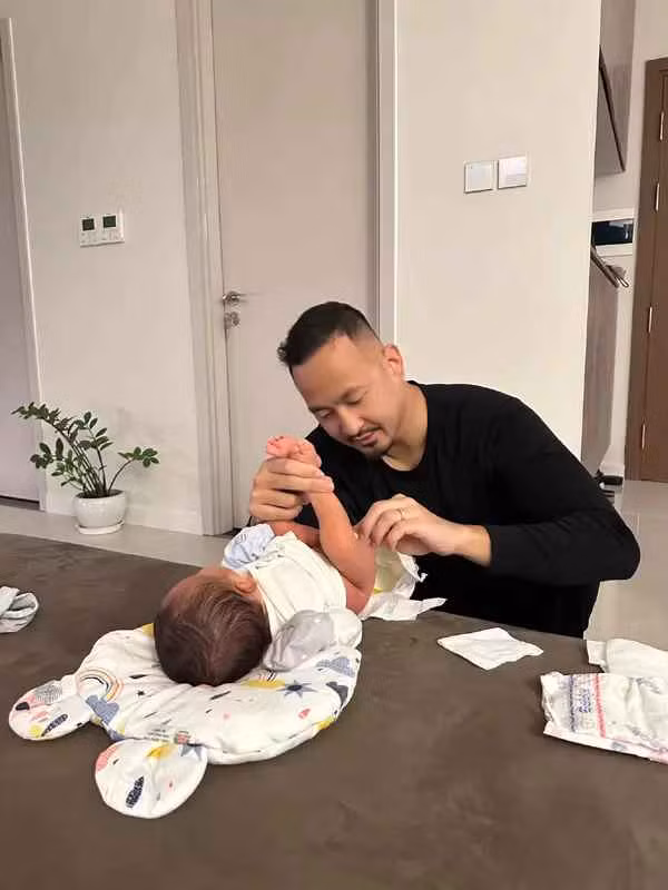 Năm 2020, Thu Hoài quyết định lên xe hoa cùng chồng doanh nhân điển trai. Theo nữ MC tiết lộ tiết lộ, 2 người gặp nhau khi cùng đi đánh golf. Chồng cô là cựu du học sinh Mỹ hiện đang kinh doanh.