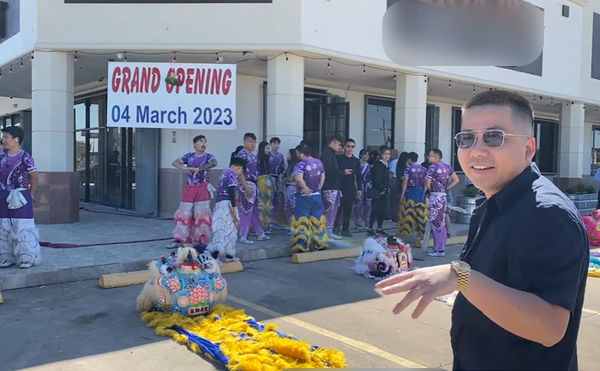 Nghe tin nhà hàng của Khoa Pug khai trương, rất nhiều người Việt ở Mỹ đã lặn lội từ xa đến để thử món lẩu của nhà hàng cũng như giao lưu cùng anh.