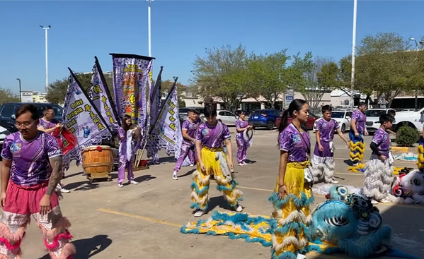 Vì là ngày đầu khai trương, lo lắng xảy ra sai sót trong quá trình phục vụ, Khoa Pug đã cẩn thận đi từng bàn trong nhà hàng, hỏi xem mọi người ăn có vừa miệng không, có điểm gì cần khắc phục không.