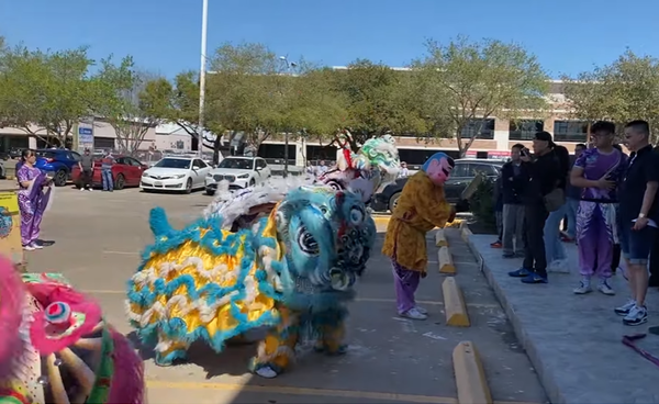 Không khí cửa hàng ngày đầu khai trương rất tấp nập, thậm chí, nhiều người phải đợi tận 2 tiếng mới có bàn ăn.