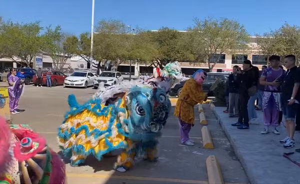 Không khí cửa hàng ngày đầu khai trương rất tấp nập, thậm chí, nhiều người phải đợi tận 2 tiếng mới có bàn ăn.