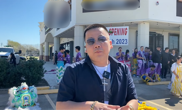 Có người từ tận bang Dallas, Chicago hay Houston cũng đều ghé đến đây để ủng hộ nam Youtuber trong ngày đầu khai trương.