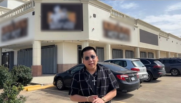 Vẫn giữ nét đặc trưng như một số nhà hàng ở Việt Nam, hiện tượng mạng chuyên review này đã mời đội múa lân đến, đánh trống, đốt pháo để tạo không khí vui nhộn trong buổi sáng khai trương, hy vọng cửa hàng sẽ làm ăn tốt hơn.