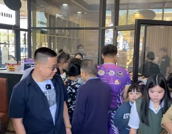 Chủ kênh Youtube triệu follow cũng thân thiện chụp ảnh với tất cả mọi người đồng thời liên tục nói lời xin lỗi với những ai đang ngồi ngoài đợi. Khoa Pug nói: “Mọi người thông cảm cho con nhé. Hôm nay ngày đầu khai trương đông quá”.