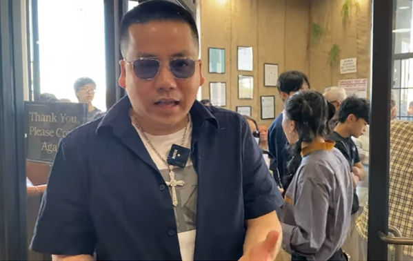 Trong ngày khai trương, anh cũng giảm giá cho toàn bộ khách đến ăn 10%. Khoa Pug dí dỏm cho biết ban đầu chỉ tính giảm 5% nhưng vì cảm thấy quá vui vẻ nên đã quyết định giảm cho mọi người tới 10%.