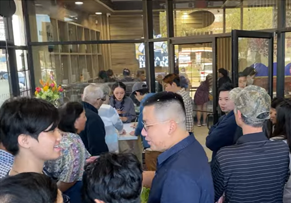 Không chỉ vậy, tất cả trẻ em khi đến ăn cùng gia đình nếu dưới 5 tuổi đều không tính tiền. Và đặc biệt, nếu đi nhóm lớn, 5 người sẽ được tặng thêm 1 suất miễn phí.