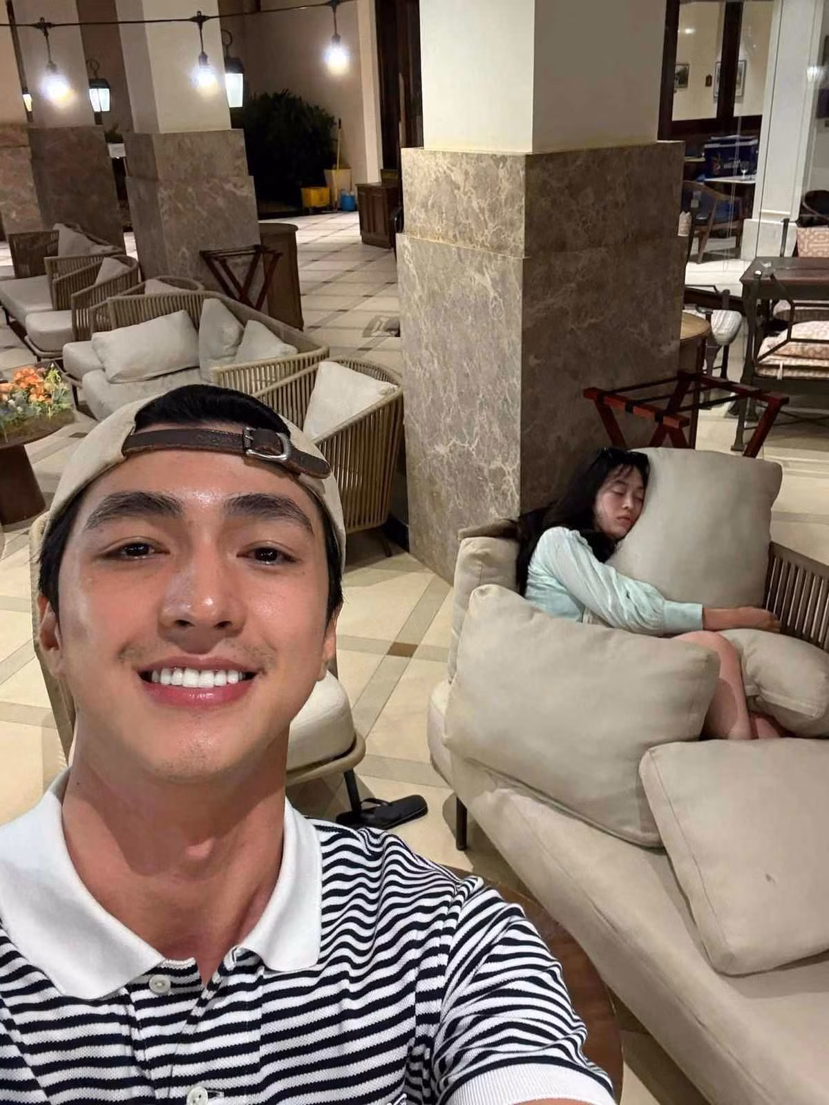 Mới đây, Bình An - chồng Á hậu Phương Nga đã đăng tải bức ảnh "dìm hàng" bà xã sau khi "uống 2 chén". Nam diễn viên viết: "Sinh nhật này là lần đầu tiên tôi thấy cô ấy uống 2 chén. Thôi thì, ngồi trông vợ tí vậy".