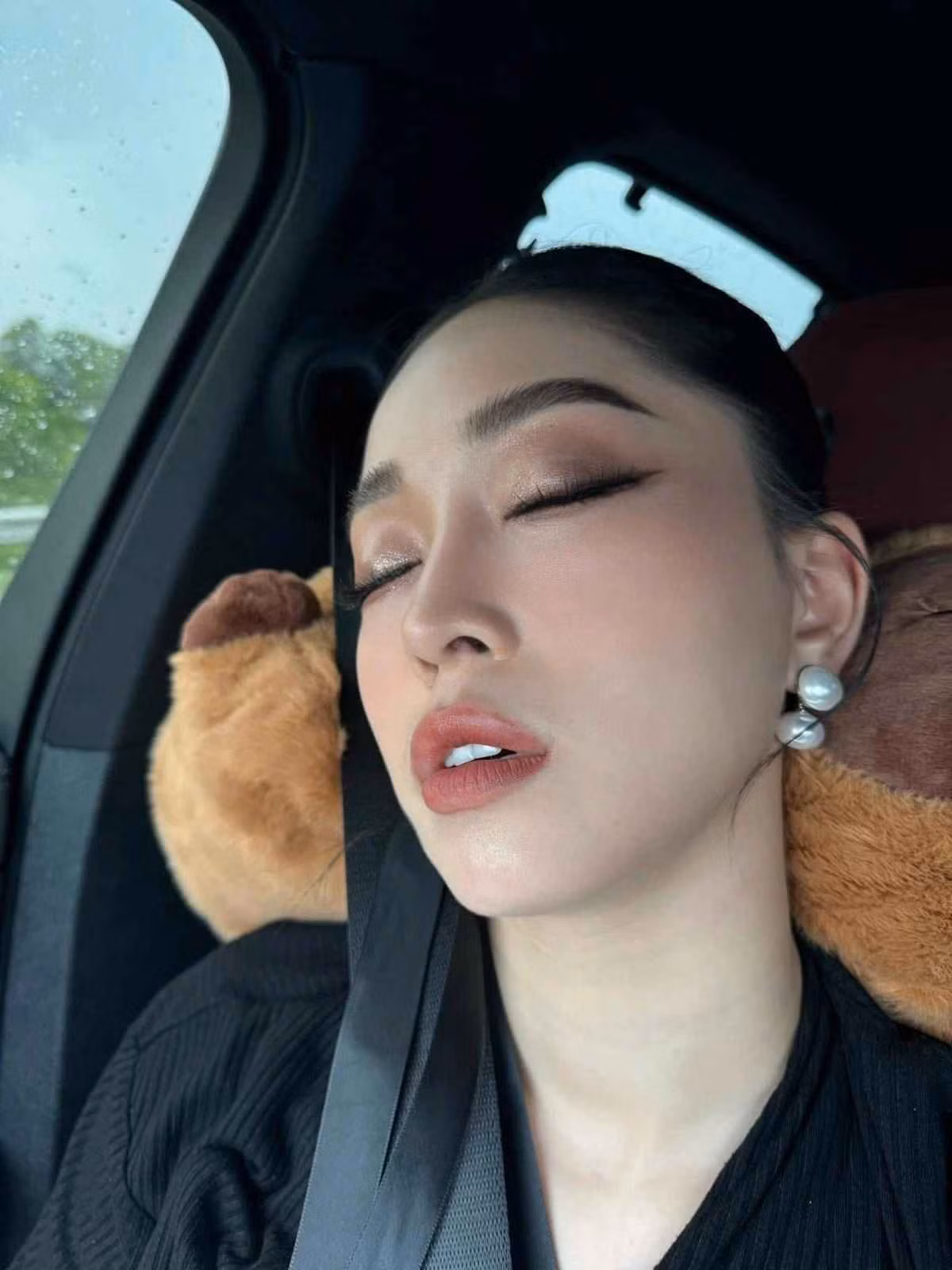 Đây không phải là lần đầu Bình An đăng ảnh hài hước về vợ. Trước đó, anh từng đăng tải ảnh Phương Nga ngủ trên xe với biểu cảm cực hài hước.