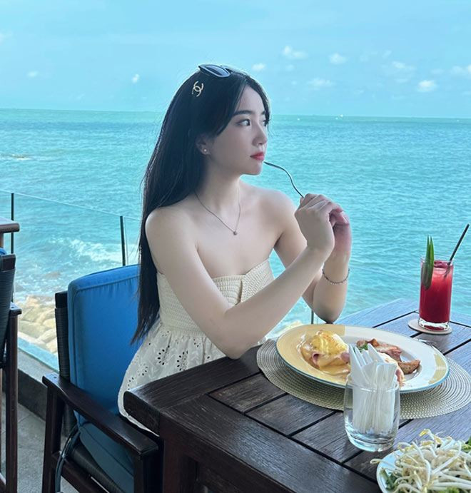 Trên trang cá nhân, Thu Trang chia sẻ nhiều hình ảnh đời thường. Cô nàng theo đuổi gu thời trang nhẹ nhàng, thanh lịch không kém phần gợi cảm.