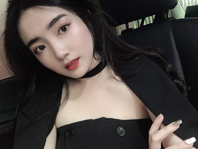 Nàng WAGs “mới toanh” của làng bóng Việt luôn xuất hiện với hình ảnh trẻ trung, năng động khiến mọi người say mê từ cái nhìn đầu tiên.