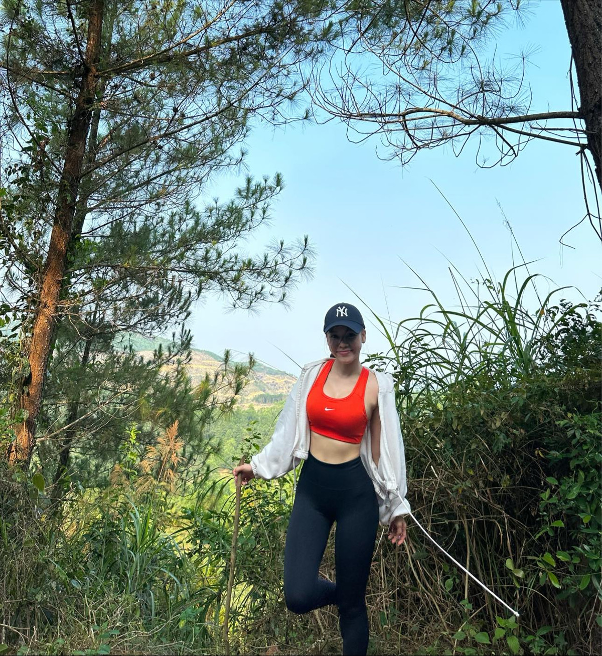 Yến Xuân là nàng WAGs không chỉ được chú ý tới bằng body "nóng bỏng" mà còn tạo ấn tượng với người đối diện bởi sự thân thiện, vui vẻ.