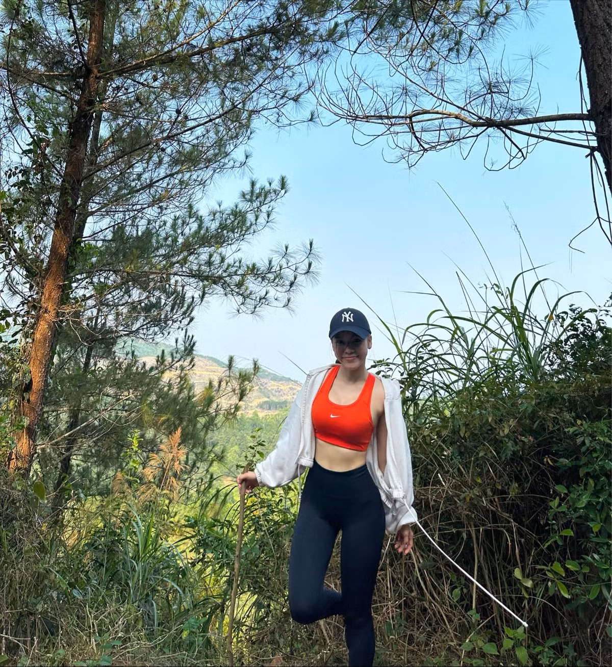 Yến Xuân là nàng WAGs không chỉ được chú ý tới bằng body "nóng bỏng" mà còn tạo ấn tượng với người đối diện bởi sự thân thiện, vui vẻ.