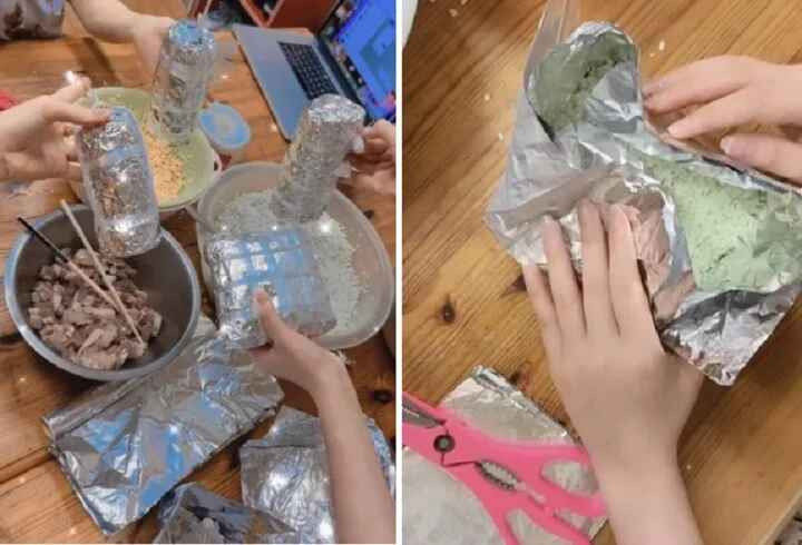 Ngoài ra, để bánh có màu xanh, mùi thơm đúng vị, cô gái thêm hương lá dứa vào nếp và trộn đều. Sau đó cho tất cả các nguyên liệu như nếp, đậu xanh, thịt mỡ lên giấy bạc rồi gói chặt, bỏ vào nồi ngập nước nấu khoảng 10 tiếng đồng hồ.