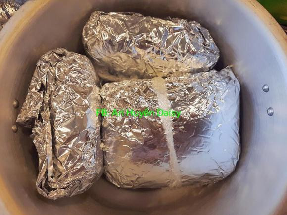 Chia sẻ trên báo Thanh Niên, PGS.TS Nguyễn Đình Quân, công tác tại Khoa Kỹ thuật hóa học, Trường ĐH Bách khoa TP.HCM, cho biết giấy bạc thực chất là giấy nhôm. Việc dùng giấy bạc đun nấu thức ăn ở nhiệt độ cao hiện nay khá phổ biến vì tính tiện dụng và khả năng chịu nhiệt trong quá trình nấu nướng...