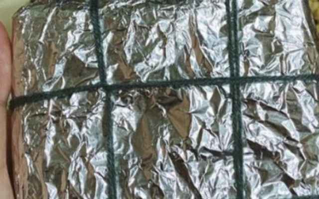 Tuy nhiên, nếu lạm dụng sẽ dẫn đến việc nhôm nhiễm vào thức ăn, đặc biệt trong quá trình đun cùng nước ở nhiệt độ cao với thời gian rất lâu như nấu bánh chưng. "Nhiệt độ cao thúc đẩy các phản ứng trao đổi cation giữa nhôm và các muối, hợp chất ion trong thức ăn".