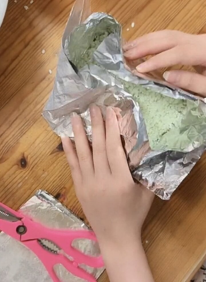 Chủ nhân những video gói bánh này nhận nhiều lời khen từ cộng đồng mạng là vừa khéo tay, vừa sáng tạo. Dù cách làm có hơi tốn nhiên liệu để nấu nhưng đổi lại bánh ăn rất ngon. Bên dưới bài đăng có nhiều người bình luận hỏi xin bí quyết, cách làm bánh chưng, bánh tét không cần lá chuối, lá dong.