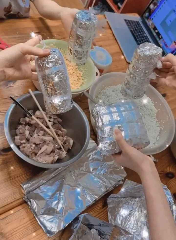 Tuy nhiên, bên cạnh đó cũng có nhiều người thắc mắc liệu bánh chưng, bánh tét gói bằng giấy bạc nấu trong thời gian dài có bị ảnh hưởng gì không?