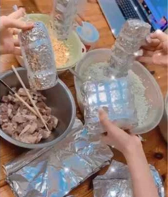 Vì xa gia đình, muốn có không khí tết ấm cúng giống quê hương, cô gái này cùng các bạn gói bánh chưng, bánh tét mừng năm mới. Do không biết chỗ mua lá dong, lá chuối để gói bánh giống như tại Việt Nam, nên đã dùng giấy bạc để thay thế.