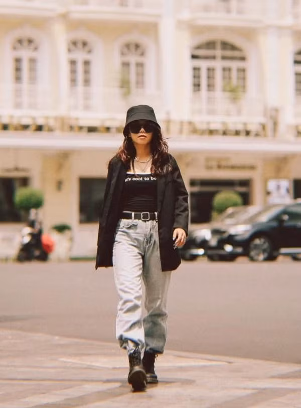 Cuộc sống ngoài đời của nữ cầu thủ khác với hình ảnh thi đấu "cháy" hết mình trên sân cỏ. Thay vì đồ hiệu, cô thích diện quần áo thể thao năng động.