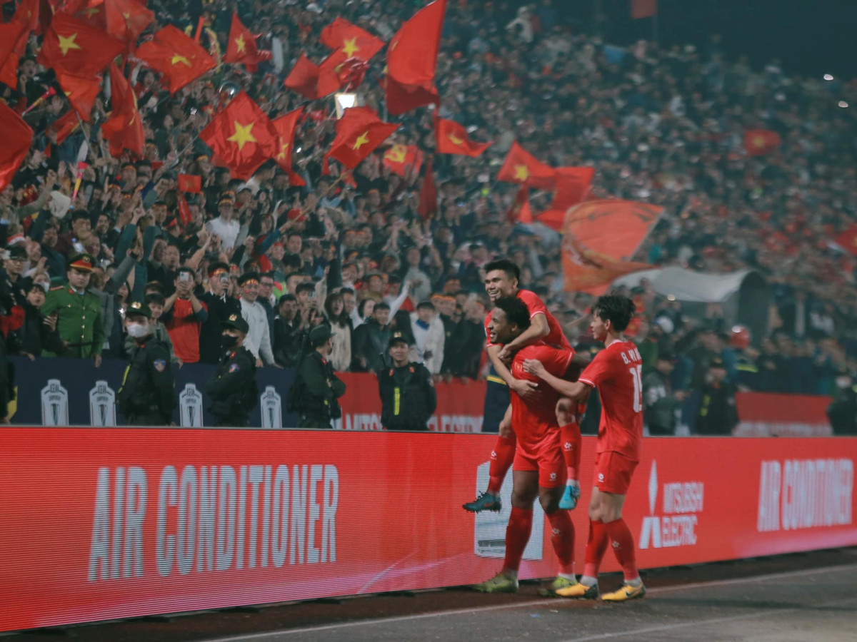 Tiền đạo nhập tịch cũng tiết lộ, anh đang chăm chỉ học tiếng Việt, đặt mục tiêu có thể giao tiếp trong hai hoặc ba năm nữa. "Hôm nay khi ra sân, tôi hát Quốc ca. Gia đình tôi trên khán đài cũng hát Quốc ca. Chúng tôi luyện tập hát hàng ngày. Tôi tôn trọng đất nước, người hâm mộ Việt Nam nên khi có thời gian rảnh, tôi đều cố gắng học tiếng Việt".