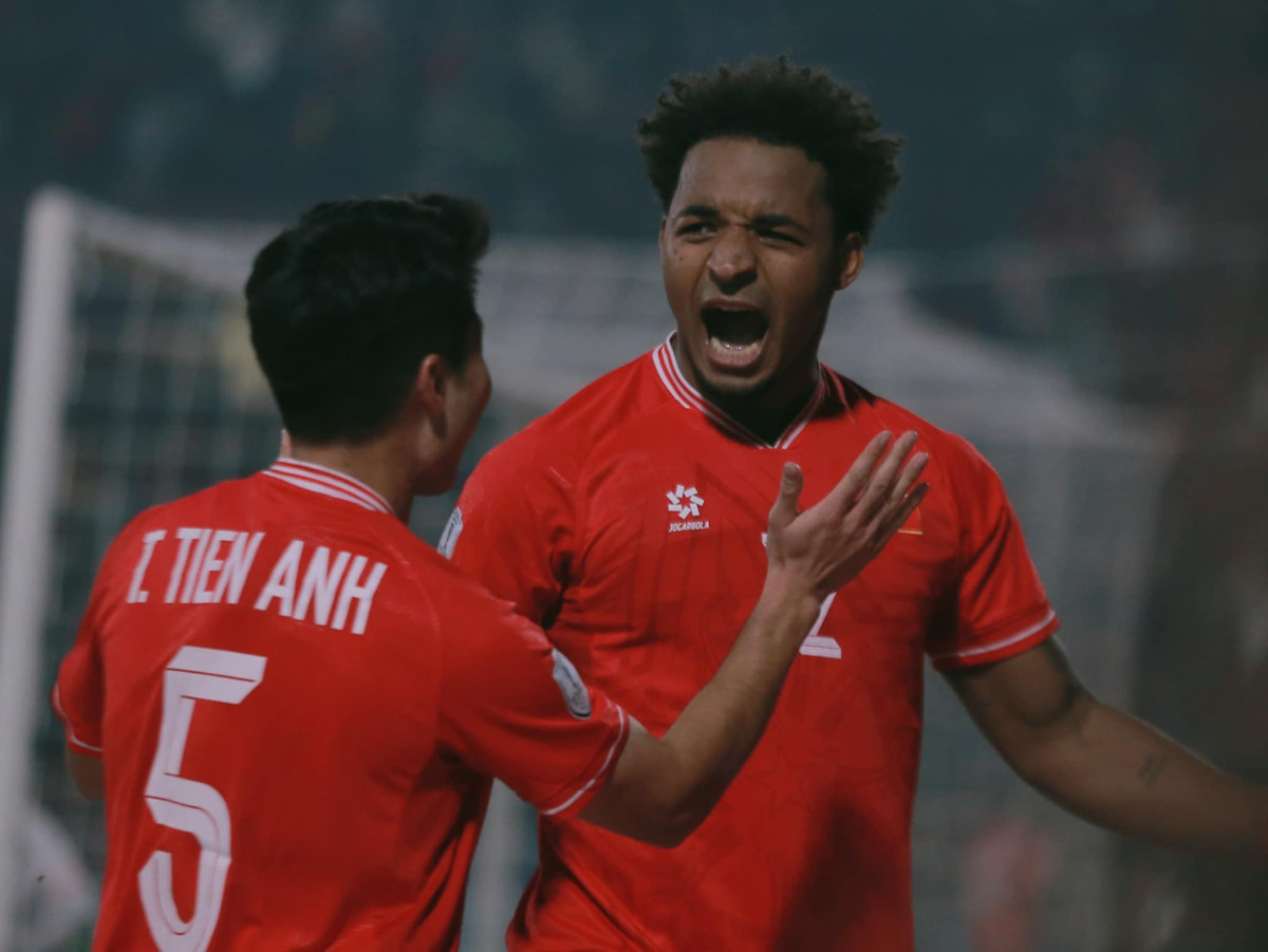 Do chưa đạt đủ 5 năm sinh sống ở Việt Nam, Son không thể ra sân ở các trận gặp Lào, Indonesia và Philippines. Đến hôm nay, khi đáp ứng đủ các điều kiện của FIFA, anh được ra sân từ đầu ở trận đấu Myanmar. Lập tức, Son chứng tỏ sức mạnh và đẳng cấp vượt trội.