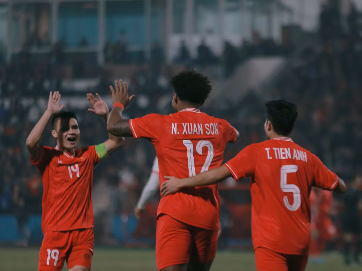 Xuân Son, tên Brazil là Rafaelson, nhận quốc tịch Việt Nam từ tháng 9. Anh được HLV Kim Sang-sik triệu tập cho ASEAN Cup 2024, và trở thành cầu thủ nhập tịch đầu tiên được gọi lên ĐTQG kể từ năm 2009, sau thời Phan Văn Santos, Huỳnh Kesley Alves, Đinh Hoàng Max và Đinh Hoàng La.