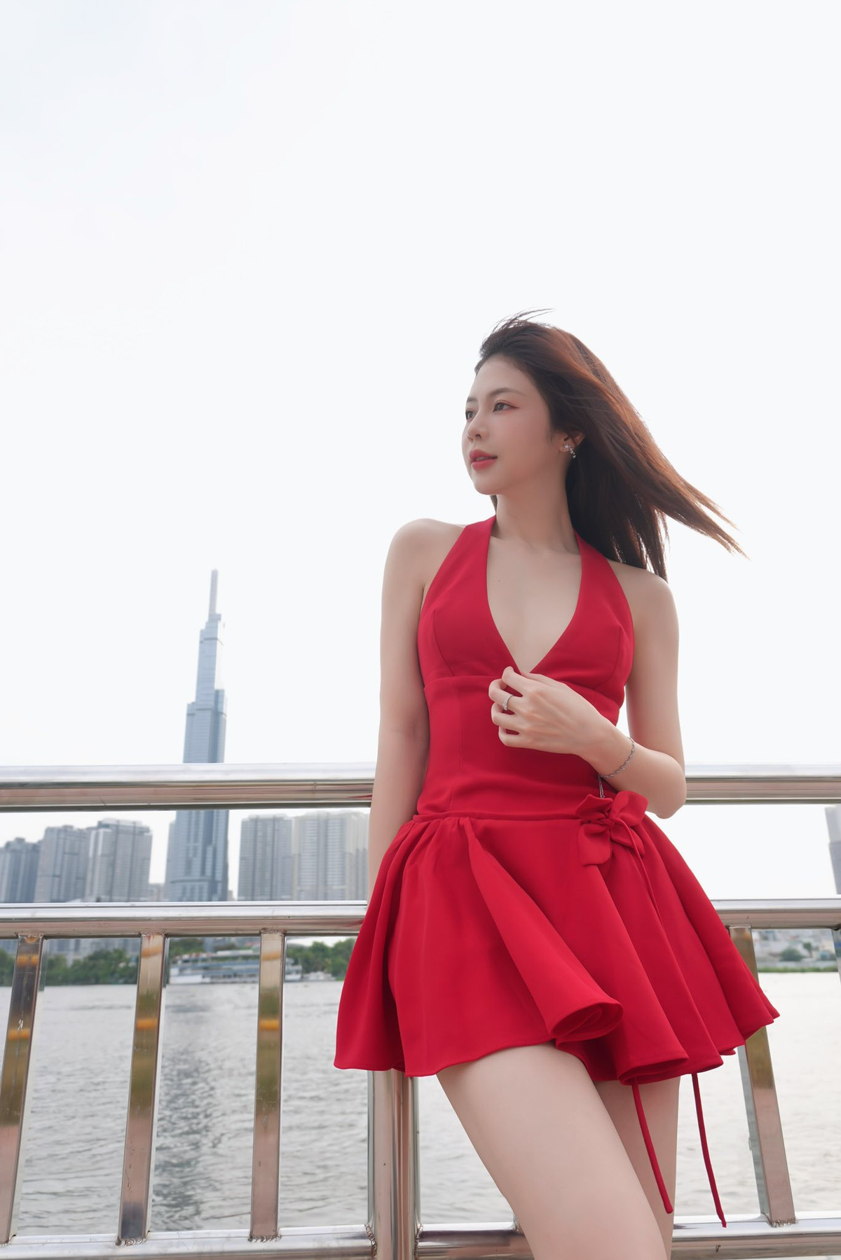 Không chỉ dừng lại ở đó, Liz Kim Cương còn gây ấn tượng mạnh mẽ với phong cách thời trang cá tính và luôn biết cách làm mới bản thân.