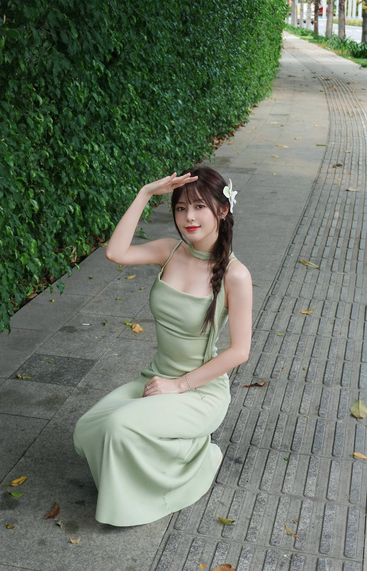 Liz Kim Cương bắt đầu sự nghiệp âm nhạc và nhanh chóng chiếm được cảm tình của khán giả nhờ giọng hát trong trẻo và ngoại hình xinh đẹp.