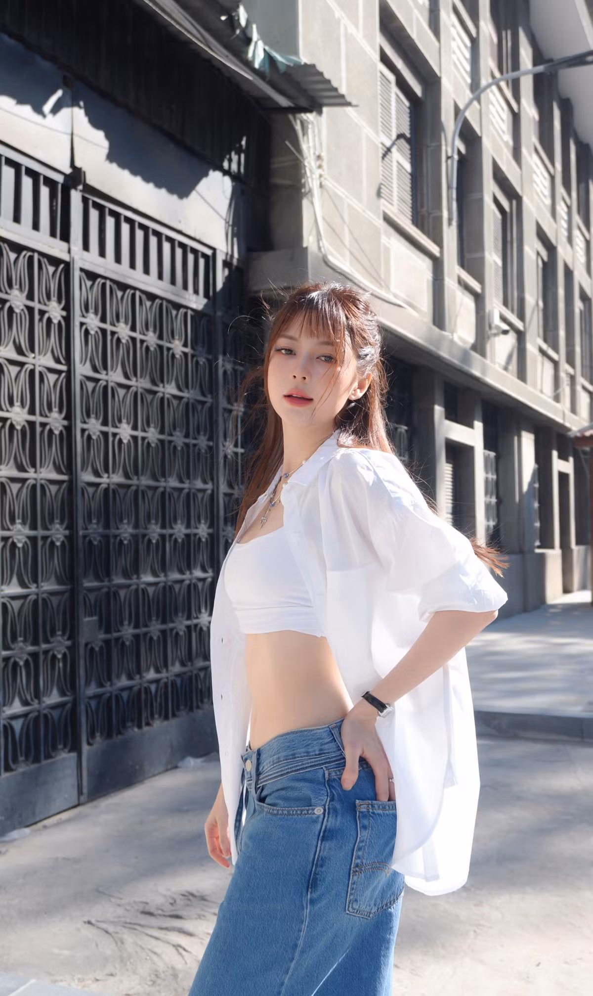 Trong làng giải trí Việt Nam, Liz Kim Cương không chỉ được biết đến với giọng hát ngọt ngào mà còn với vẻ ngoài xinh đẹp và gu thời trang ấn tượng.