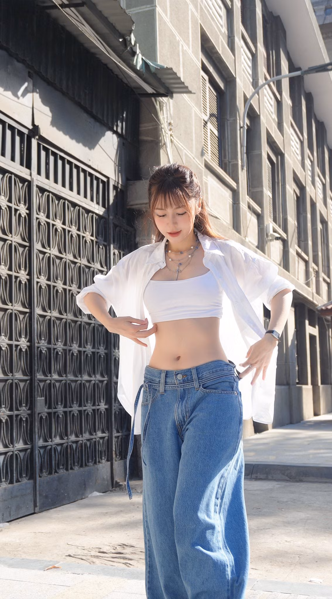 Xuất hiện trong ảnh, gái xinh gốc Hưng Yên chọn chiếc áo quây để lộ vòng eo và khoác chiếc áo ngoài nhẹ nhàng.