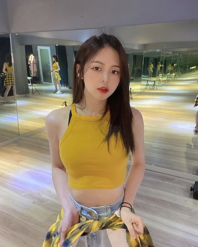 Liz Kim Cương là ca sĩ từng được đào tạo bài bản tại Hàn Quốc, hội đủ các yếu tố của một ngôi sao từ ngoại hình, chất giọng, đến vũ đạo.