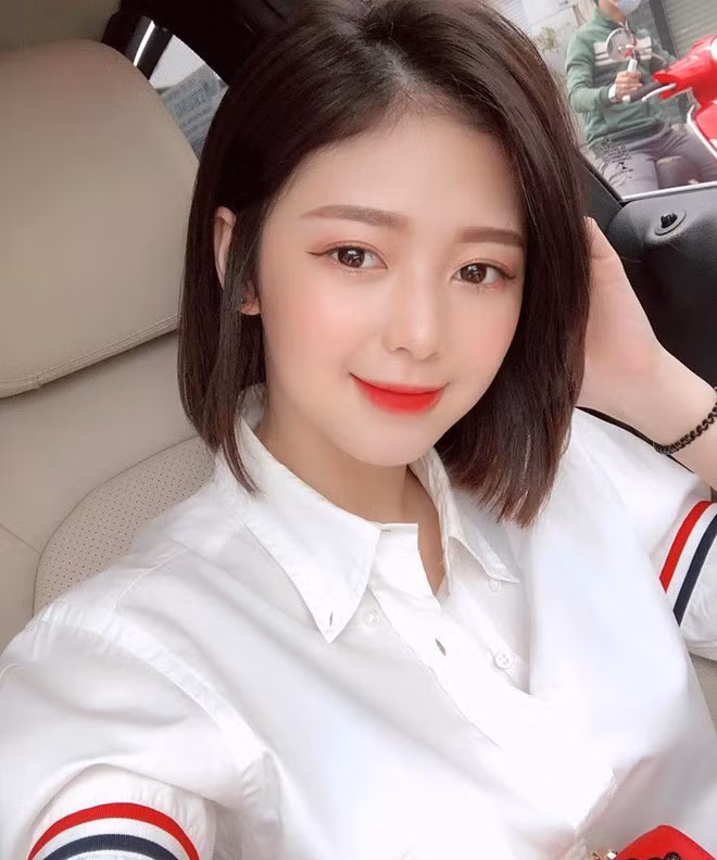 Nữ ca sĩ Liz Kim Cương chuộng diện trang phục hở eo khoe ưu điểm cơ thể. Thậm chí, nhiều người nhận xét rằng ca sĩ sinh năm 1993 có gương mặt baby nhưng vóc dáng lại đâu ra đấy.