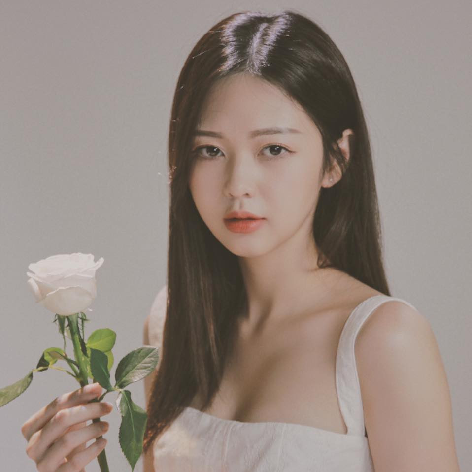  Phan Kim Cương sinh năm 1993 tại Hưng Yên. Trước khi trở thành một ca sĩ, Liz từng được biết đến là hot girl xứ Nhãn của đất Hưng Yên.