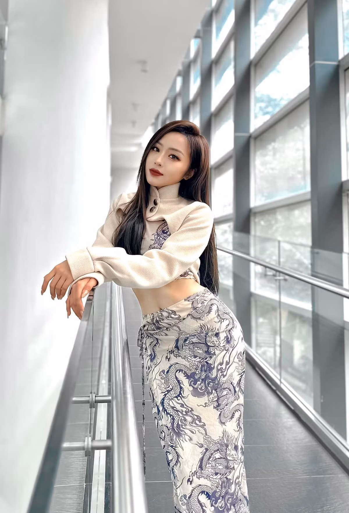 Ở ngoài đời, Phương Anh có gu thời trang gợi cảm.