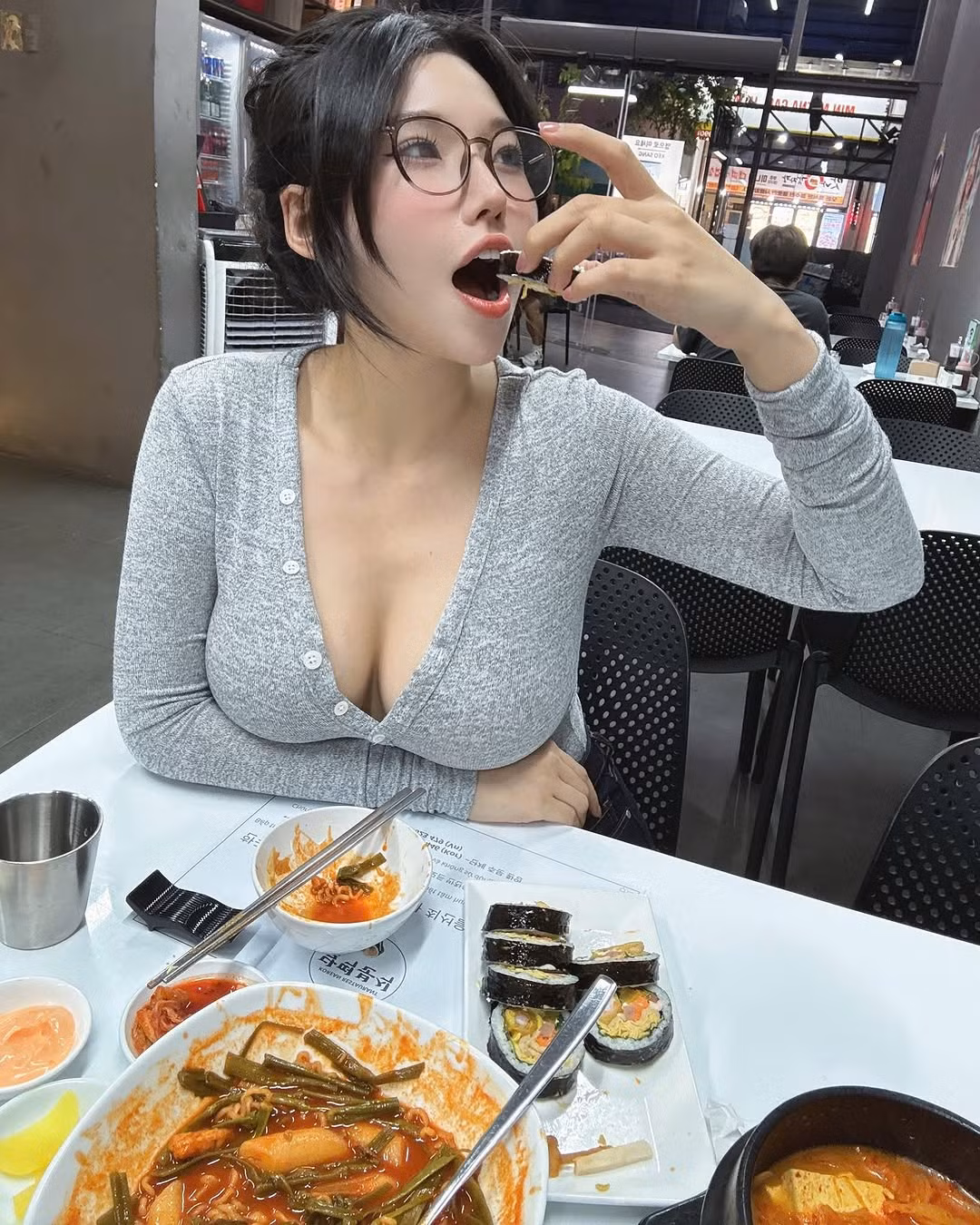 Duyên Híp thường lựa chọn những trang phục ôm sát khoe trọn đường cong cơ thể.