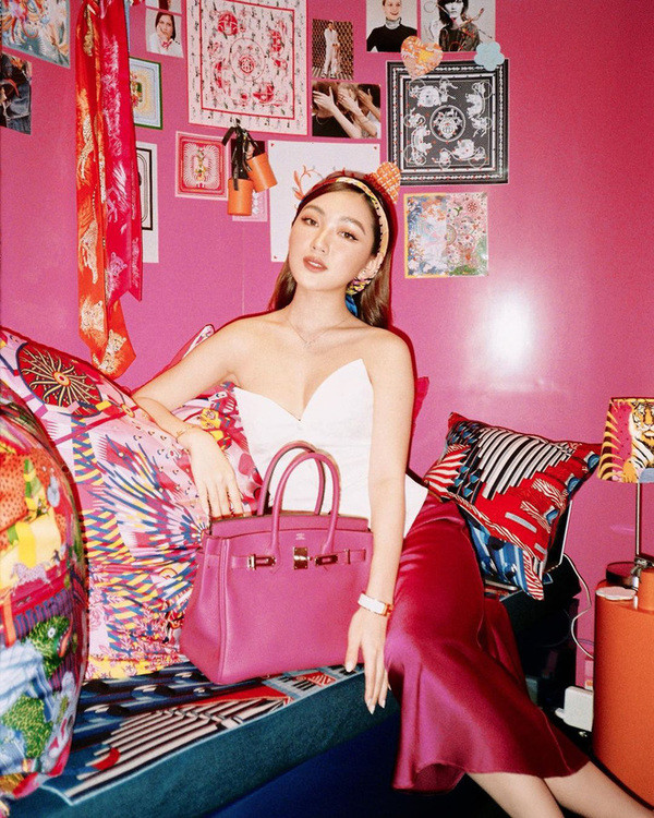 Các video của Chloe Nguyễn đều cập nhật các xu hướng làm đẹp mới nhất, cả về phong cách trang điểm hay trang phục. Mỗi video đều được 9x đầu tư kĩ về mặt nội dung, hình ảnh.