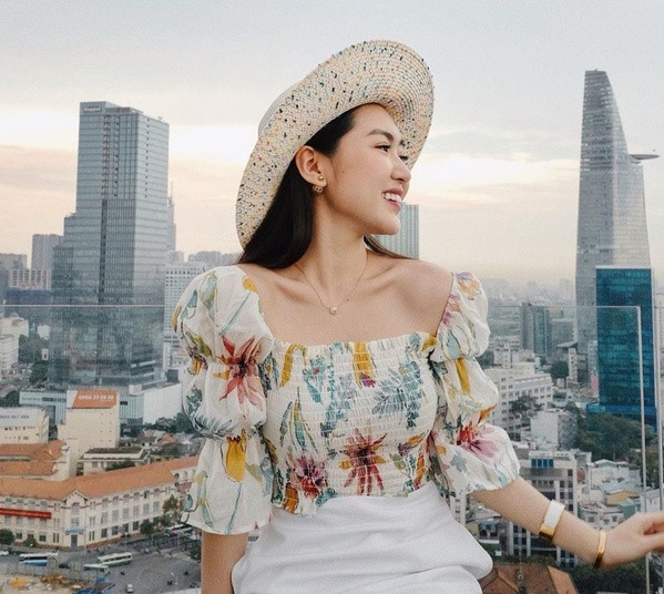 Chloe Nguyễn bắt đầu kênh Youtube beauty blogger từ tháng 8/2015 và gây ấn tượng với công chúng bởi phong cách nhẹ nhàng, sang chảnh.