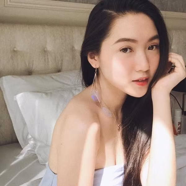 Chloe Nguyễn tên thật là Nguyễn Cao Quỳnh Anh (sinh năm 1997), là một beauty blogger có tiếng đồng thời cũng là rich kid thứ thiệt.