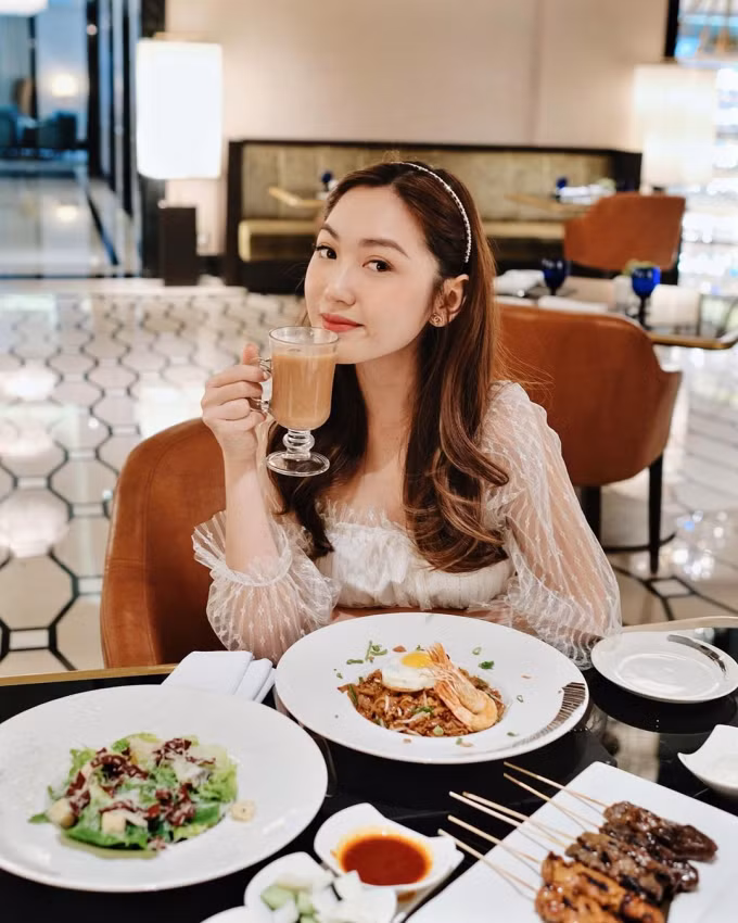 Chloe có xuất thân “trâm anh thế phiệt” chính hiệu, cô là con gái ruột của doanh nhân Nguyễn Cao Trí - ông trùm kinh doanh có tiếng ở Sài Gòn.