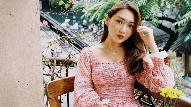 Ngoài ra, Chloe Nguyễn cũng từng hợp tác với một hãng mỹ phẩm để ra mắt dòng son riêng và nhận về nhiều phản hồi tốt từ công chúng.