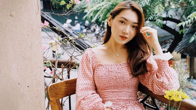 Ngoài ra, Chloe Nguyễn cũng từng hợp tác với một hãng mỹ phẩm để ra mắt dòng son riêng và nhận về nhiều phản hồi tốt từ công chúng.