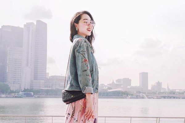 Trên trang cá nhân, nữ beauty blogger thường xuyên chia sẻ cuộc sống sang chảnh của mình. Cô nàng rất hay đi du lịch tại các đất nước lớn, nếu ai cũng là tín đồ du lịch chắc hẳn sẽ bị đắm chìm trong những bức ảnh review sang – xịn – mịn của Chloe.