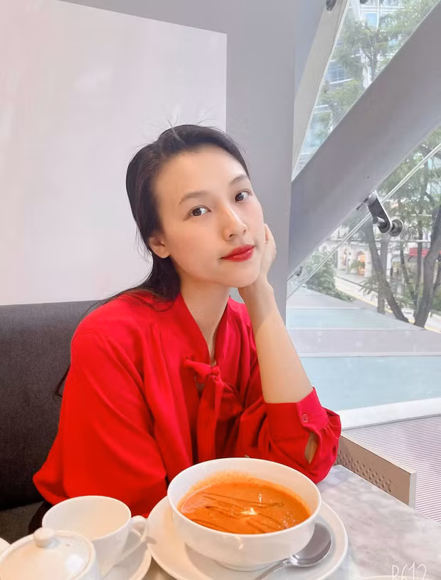 Trên Facebook cá nhân, Hoàng Oanh có viết: "Nếu một mai tôi có bay lên trời, thì người ơi tôi đã sống rất thảnh thơi. Nếu một mai tôi có đi qua đời, thì người ơi tôi đã sống rất tuyệt vời" trong ca khúc Nếu Một Mai Tôi Có Bay Lên Trời cho thấy cô đang rất vui vẻ, thảnh thơi...