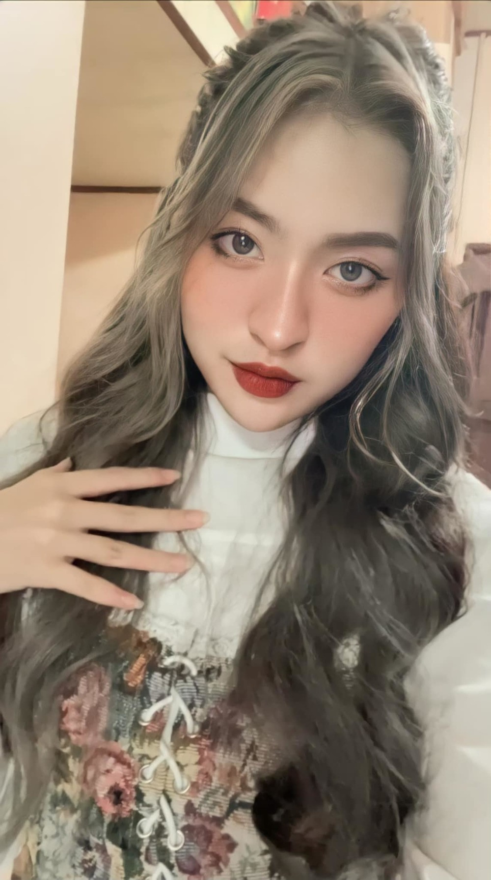 Trên trang cá nhân, hot girl Trần Thanh Tâm thường xuyên chia sẻ những hình ảnh chỉn chu của bản thân. Qua đó, netizen không khỏi xuýt xoa trước gương mặt cuốn hút được make up kỹ lưỡng, làn da không tì vết.