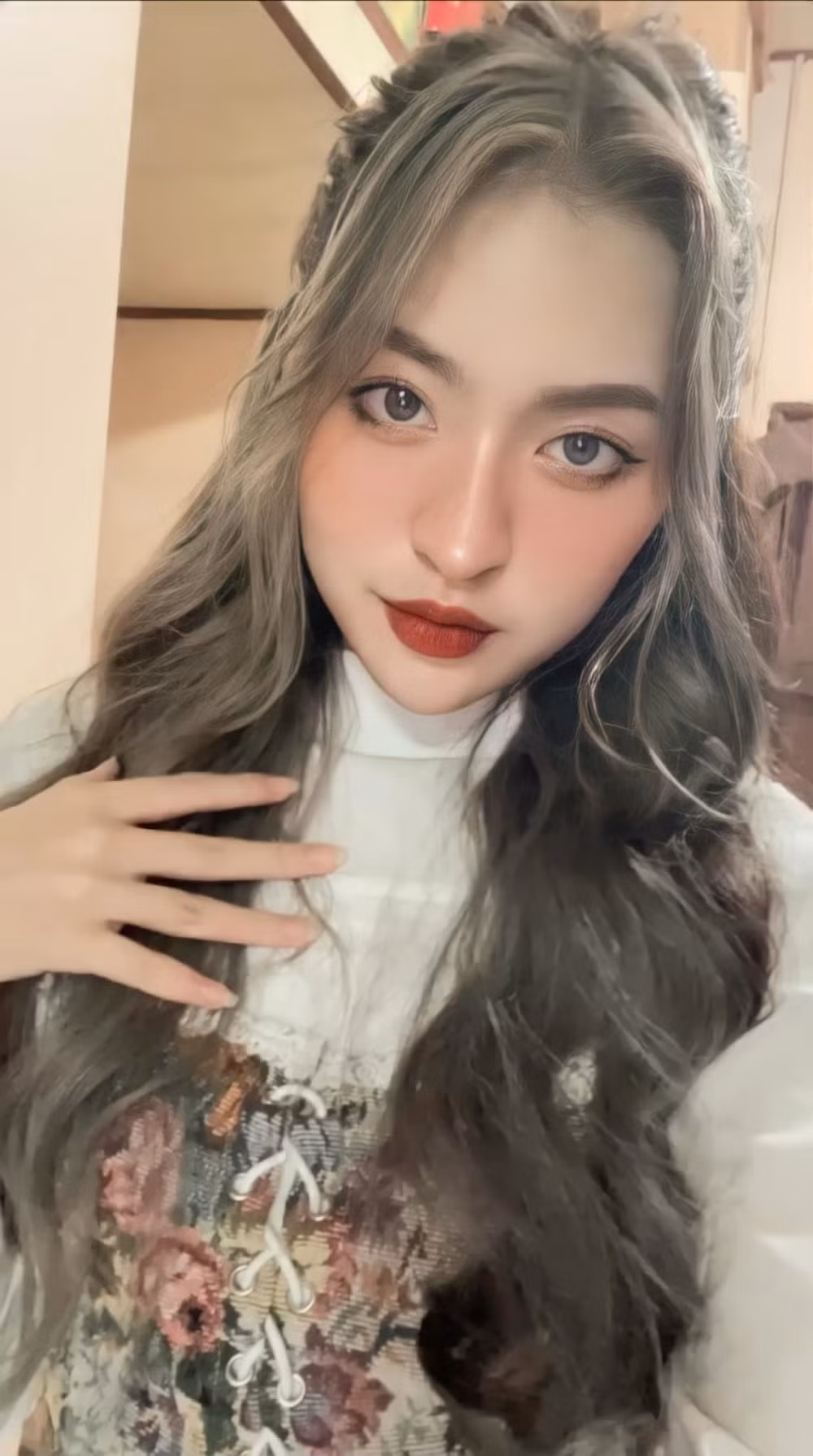 Trên trang cá nhân, hot girl Trần Thanh Tâm thường xuyên chia sẻ những hình ảnh chỉn chu của bản thân. Qua đó, netizen không khỏi xuýt xoa trước gương mặt cuốn hút được make up kỹ lưỡng, làn da không tì vết.